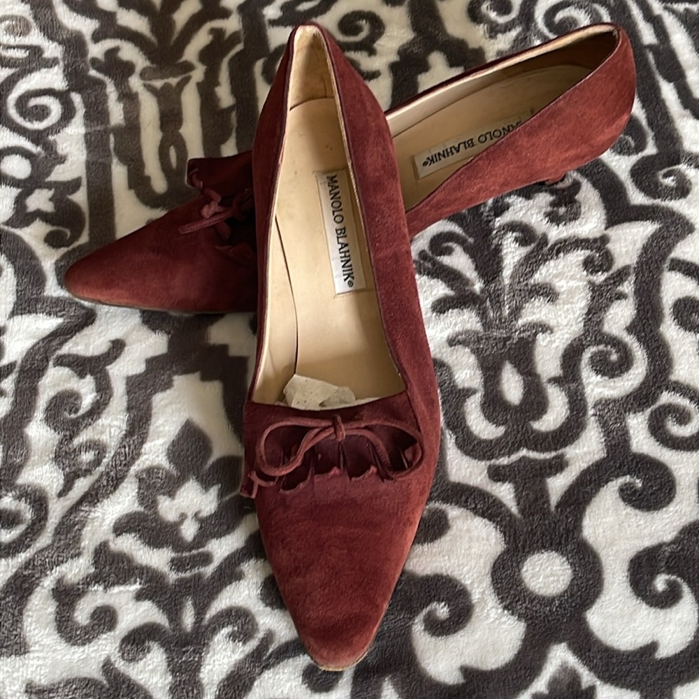 Vintage, Manolo Blahnik Burgundy suede kitten heel. Elegant, tassel and tie. EUC